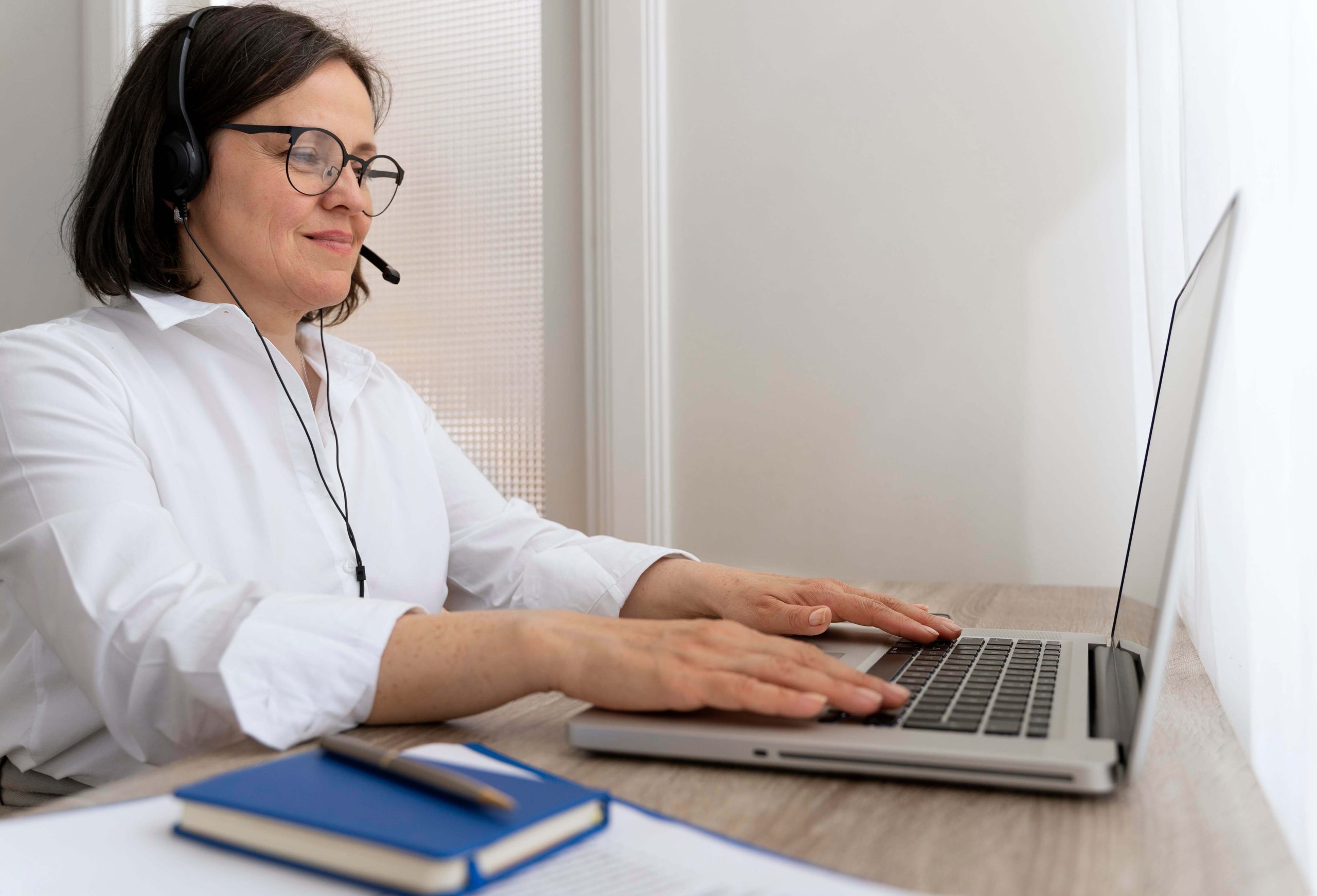 secretaire rapellant les patients leurs rdvs