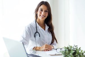 secretaire medicale devant bureau pour traiter les appels et les agendas Medicariat<br />
